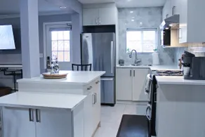 Spacious Step-Free 2BR Private Suite|Full Kitchen - Image 2