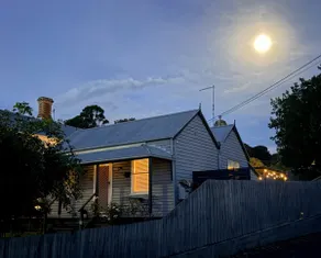 Lavender Cottage - Close enough to walk into town - Image 2