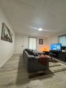 Large 1BR Suite in Heart of Wnmca! - Image 2