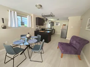 Spacious 2BR Suite East-Van | 2 Qns + str parking - Image 5