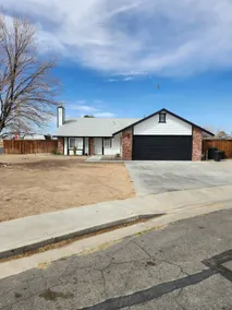 3 Bedroom with large yard - Image 2