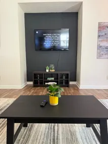 Cozy 4 bedroom home with HUGE yard in Brunswick - Image 3