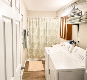 Stylish 2BR • King/Queen Beds • WiFi • Sleeps 4 - Image 3