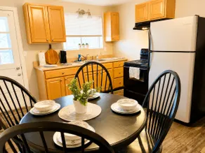 Stylish 2BR • King/Queen Beds • WiFi • Sleeps 4 - Image 4