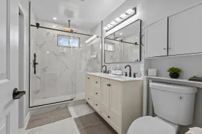 Modern 4BR Sleeps 12 • 4.5 Baths • 2 Car Parking - Image 5