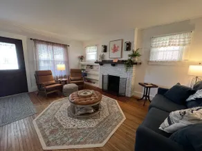 Maple Leaf Bungalow -a charming home built in 1905 - Image 2