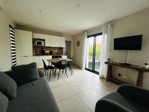 Modern 2-bedroom house + private garden + parking - Image 2