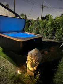 Luxurious ”2 in 1” Oasis | Yards - Events - HotTub - Image 3