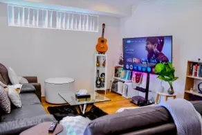 Vineyard Gem: Modern 3Bed Home, Backyard & Parking - Image 2