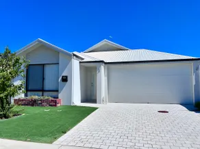Vineyard Gem: Modern 3Bed Home, Backyard & Parking - Image 5