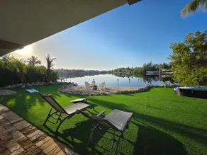 Lakefront pool house, jacuzzi Beachfront - Image 2