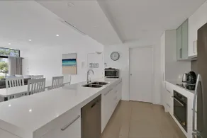 Waves - Luxury 3 Bedroom Apartment walk to everything - Image 2