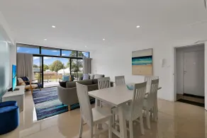 Waves - Luxury 3 Bedroom Apartment walk to everything - Image 3