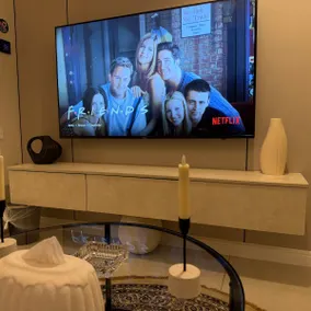 Modern Apartment Near Airport Smart TV Self entry. - Image 5