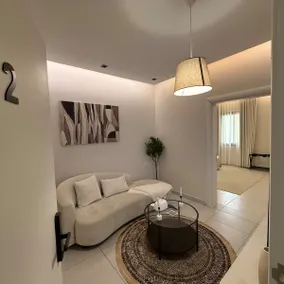 Modern Apartment Near Airport Smart TV Self entry. - Image 2