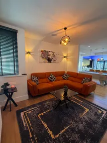 Modern 3 bed home with a hot tub - Image 5