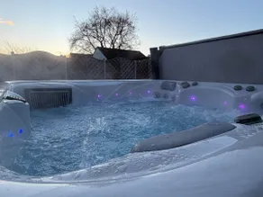 Modern 3 bed home with a hot tub - Image 3