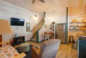 Quiet Retreat Nestled by Trees – Waterfront Access - Image 5