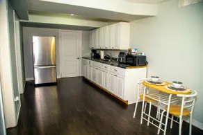 A luxurious one bed apartment and kitchenette - Image 5
