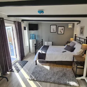 The Cabin , Bedfordshire - Image 5