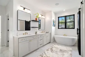 Luxury Stay : Charming Modern Farmhouse Retreat - Image 3
