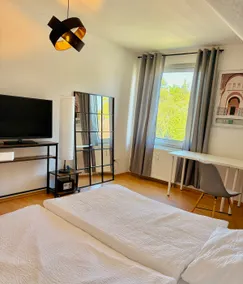 Central 2 bedroom apartment with balcony - Image 2