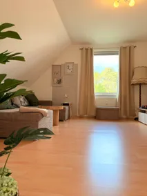 Central 2 bedroom apartment with balcony - Image 3
