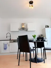 Central 2 bedroom apartment with balcony - Image 5