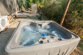 Cabin close to FL Caverns Pool, WI-FI & Hot Tub - Image 4