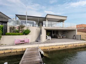 Family Retreat on the Canal - Private Jetty - Image 3