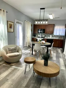 Cozy, Modern 3 Bedroom Home - Image 4