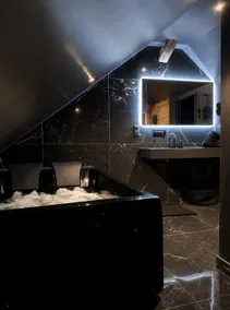 Air-conditioned • Black Room • SPA • Starry Sky - Image 3