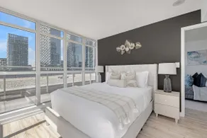 Sleek Downtown Oasis Modern Retreat in Toronto - Image 3
