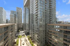 Sleek Downtown Oasis Modern Retreat in Toronto - Image 5