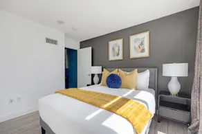 Sleek Downtown Oasis Modern Retreat in Toronto - Image 2