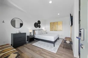 Bungalow 10 - Premium Deluxe King Studio + Patio - Image 2