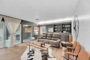 Colossal Oaks on Walnut St | Corner Lot | Downtown - Image 3