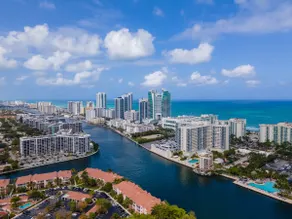 Lux 2BR Apt|free parking|mins from beach/Rock - Image 5
