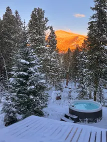 Log cabin with mountain views & hot tub near RMNP - Image 5