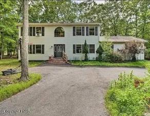 Home in Bushkill Saw Creek Poconos area - Image 2