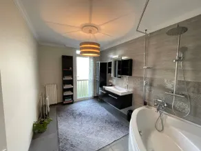 Beautiful and Large Apartment close to the center - Image 5