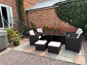 Garden Cottage Retreat | BBQ Hut & Hot tub - Image 5