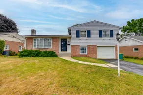 3 Mi to Berkshire Mall: Suburban Stay w/ Yard! - Image 3