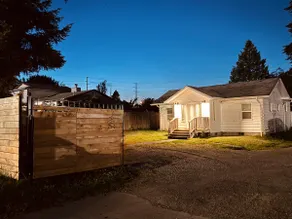 0.7mile to Airport Whole house, Fenced, Parking - Image 2