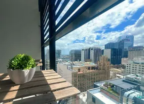 Cozy City-view 1 bed+study home in the central CBD - Image 5