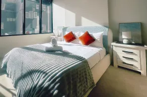Cozy City-view 1 bed+study home in the central CBD - Image 4