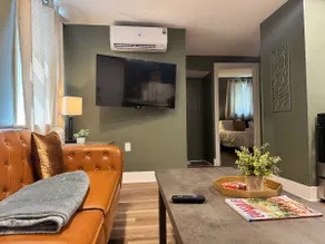 Chandler D | KING 1BD/1BA Apt near Downtown - Image 3