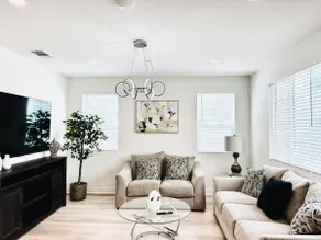 5bd/7beds/2 Ensuites /Close to airport& Stadium - Image 3