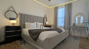 New & Stylish 2 King Bed Apartment w/ Grand Dining - Image 3