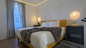 New & Stylish 2 King Bed Apartment w/ Grand Dining - Image 4